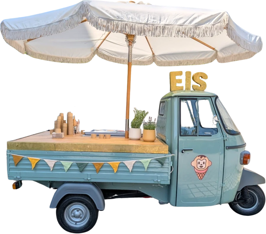 Die Ape Willi mit Sonnenschirm, EIS-Schriftzug und Wimpelkette
