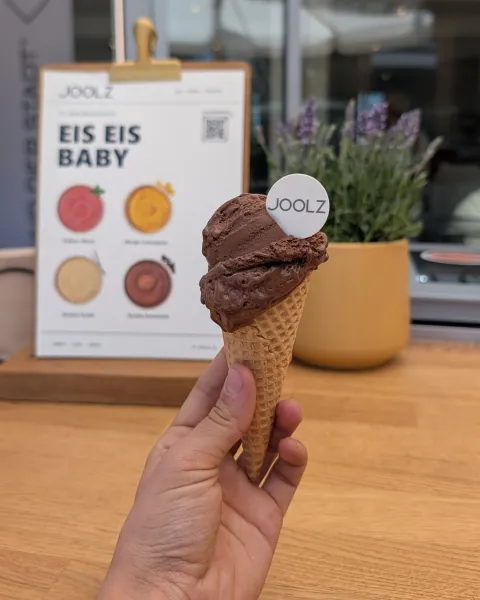 Speisekarte im Design von JOOLZ und Eiswaffel mit essbarem JOOLZ-Logo