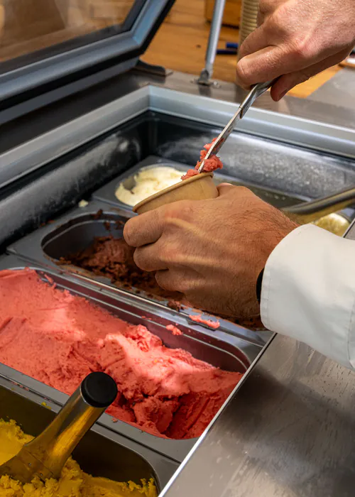 Eis wird aus der Vitrine portioniert