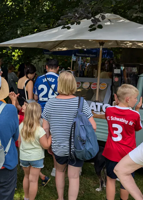 Gäste stehen an der Ape für Eis an