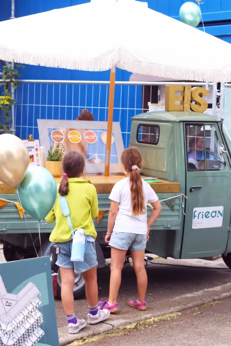 Zwei Kinder stehen an der Ape und suchen sich ihr Eis aus