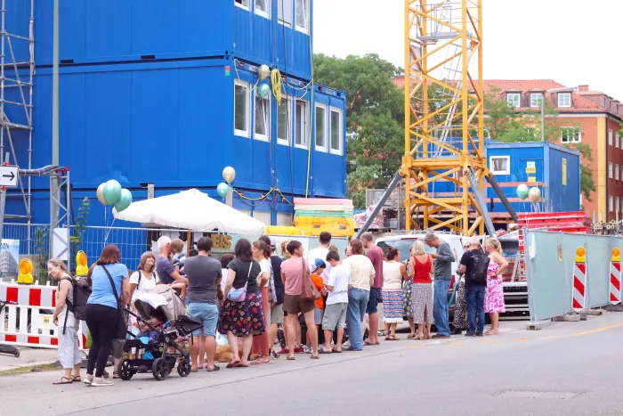 Lange Schlange vor der Eis-Ape beim Nachbarschaftsfest