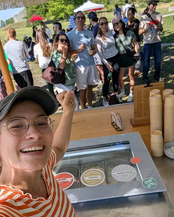 Selfie vom apeice-Team am Stand, dahinter viele Gäste auf der Wiese