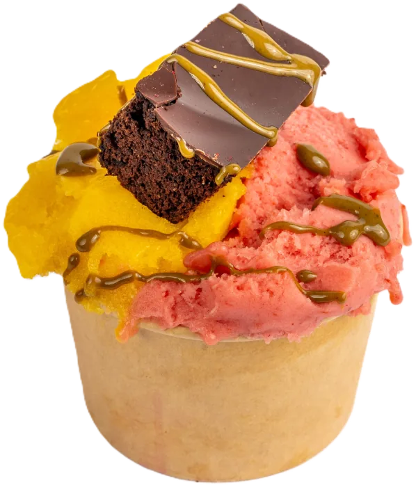 Bio-Eis Mango-Lemongrass und Erdbeer-Minze mit Brownie und Pistazienmus im Becher
