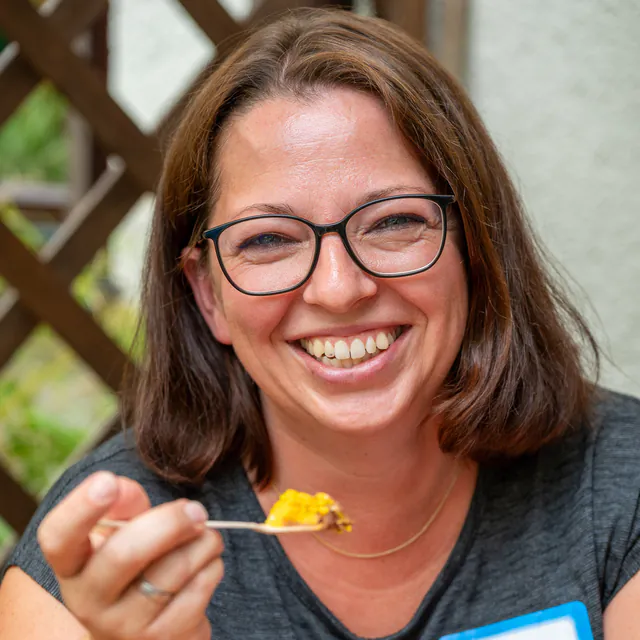 Lachender Gast mit einem Löffel Eis