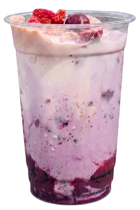 Vanilla Berry Ube Shake mit Beeren im Becher