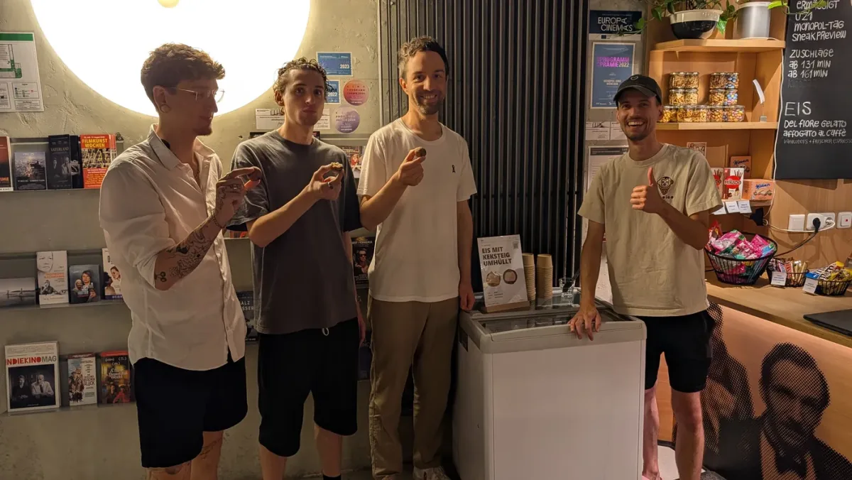 Das Team vom Monopol Kino in München mit der kü:gerl-Truhe im Foyer