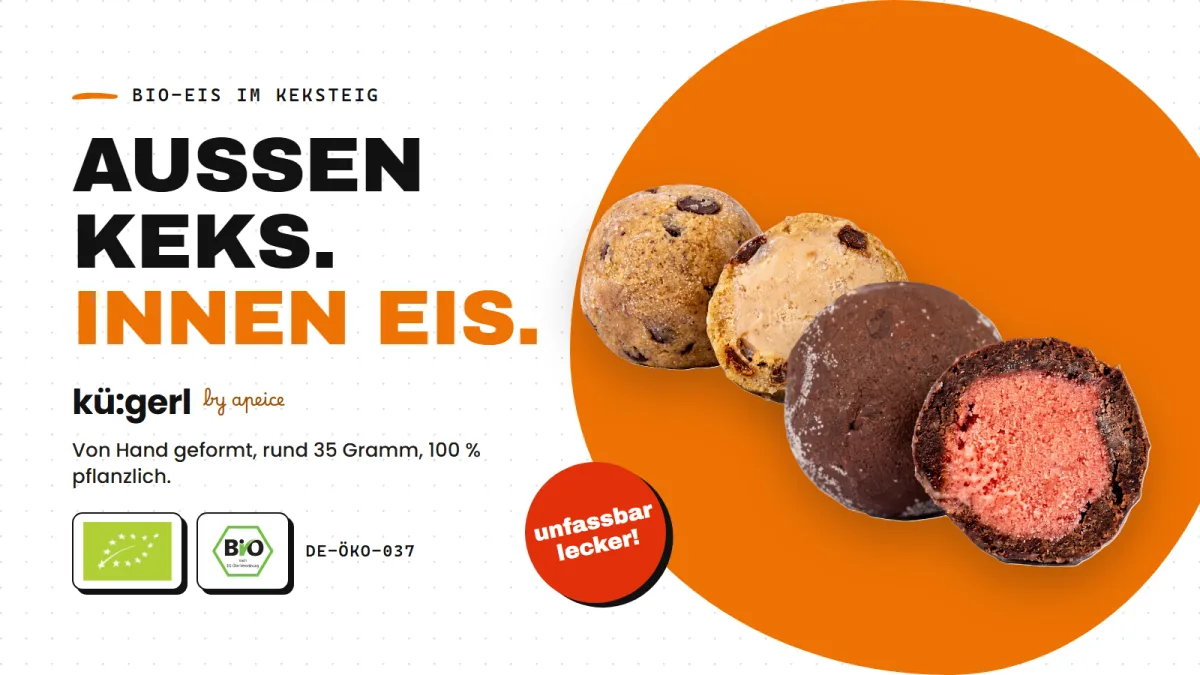 Vier kü:gerl auf orangem Kreis, zwei aufgeschnitten mit Mandel-Vanille- und Erdbeer-Minz-Kern, daneben die Überschrift Außen Keks. Innen Eis.