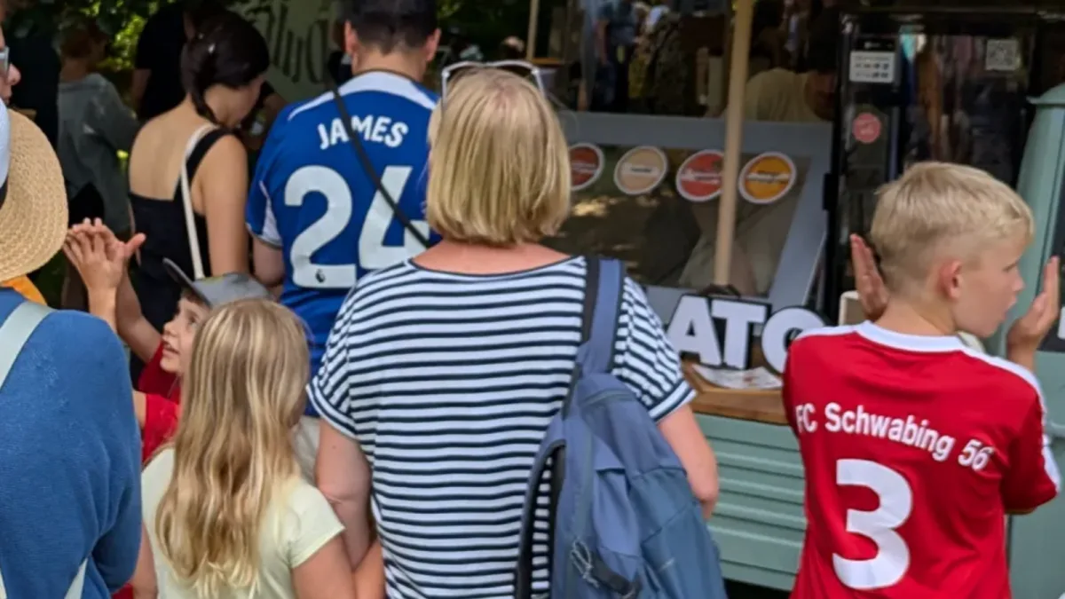 Gäste stehen an der Eis-Ape an, Erwachsene und Kinder in einer Schlange